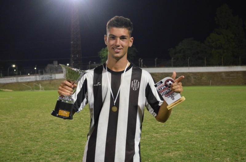 Un futbolista de Estudiantes jugar en San Lorenzo
